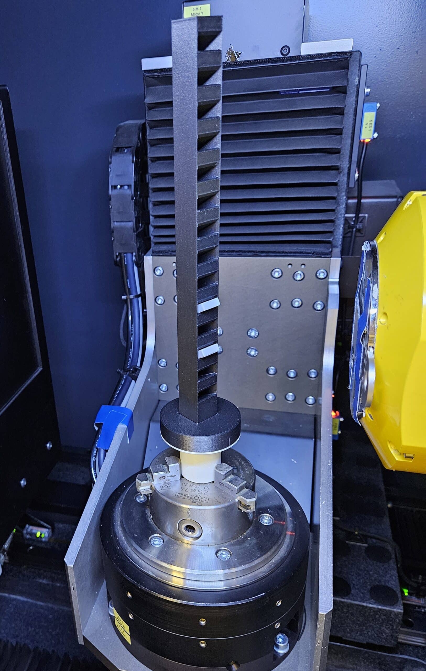 Probenbehälter aufgespannt in der CNC-Spindel zur Vermessung
